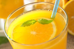 Orangensaft und andere Fruchtsäfte haben einen sehr hohen Zuckergehalt.