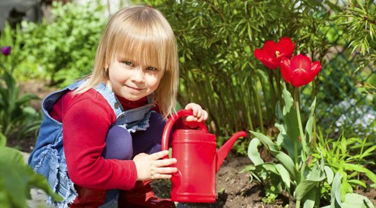 Gartenarbeit vermittelt Kindern den Spass an gesundem Essen