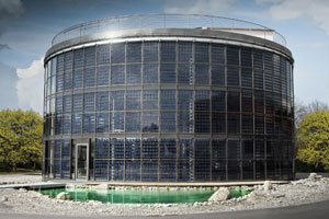 Das neue Bürogebäude des Solarzentrums vereint Architektur und Nutzen in einer Fassade aus Photovoltaikpaneelen.