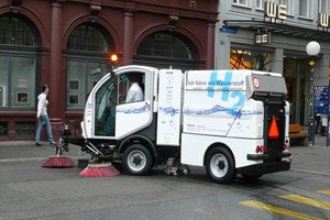 Das wasserstoffbetriebene Kehrfahrzeug fährt auf Basels Strassen.