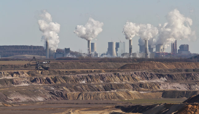 Kohlekraftwerke und aufsteigender Rauch