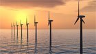 Öko-Energie auf hoher See mit Offshore-Windparks.