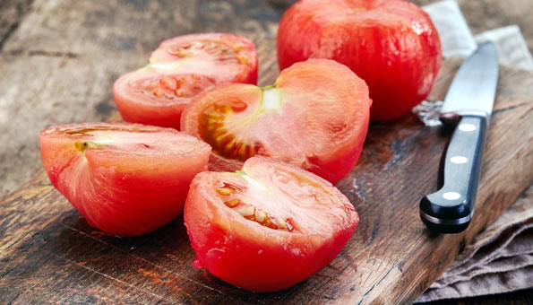 Tomaten blanchieren und schälen.