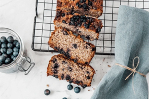 So backst du den Blueberry Loaf Cake aus Lola’s vegan Kitchen