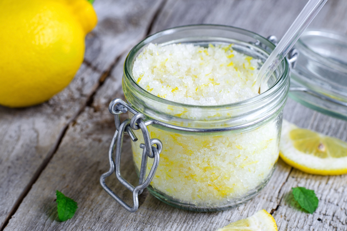 eine Schüssel voller Salz mit Scheiben von Zitronen nebendran
