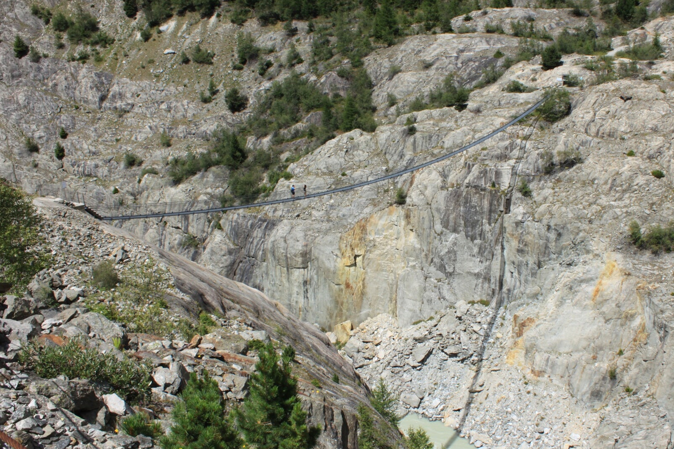 Hängebrücke in einer Felsenklippe