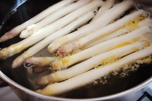 Cuire les asperges blanches particulièrement fines dans la marmite
