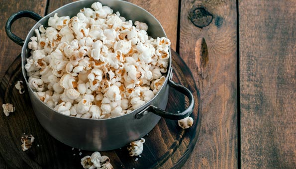 Mach deine Wohnung mit selber gemachtem Popcorn zum Kino. Foto © 