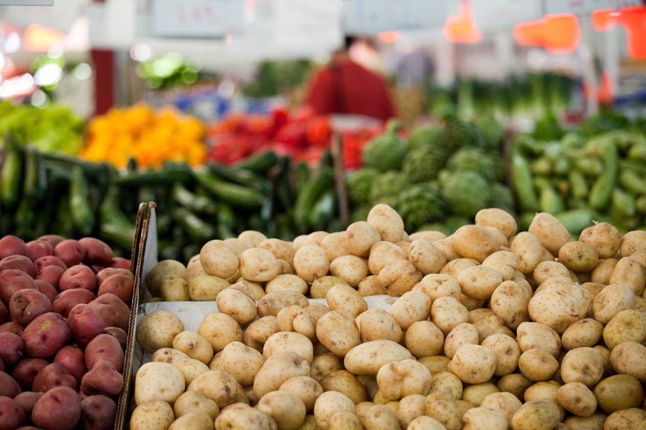 Rote und weisse Kartoffeln präsentiert an einen Markt.