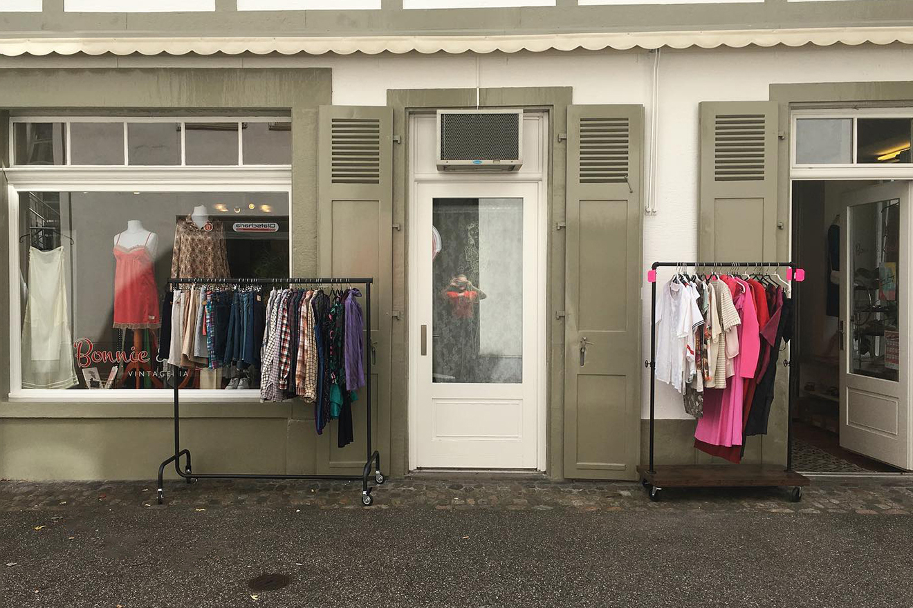 Der Second Hand Shop Vintageria Bonnie & Kleid in Basel von aussen.